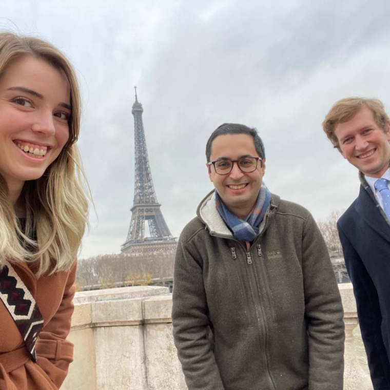 Social Media Team vor dem Eiffelturm