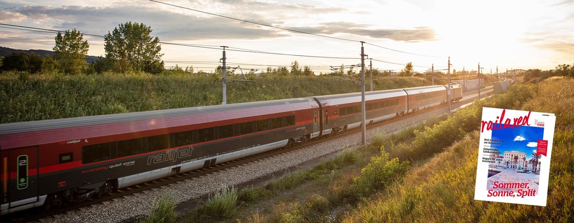 Railjet fährt in einen sommerlichen Sonnenuntergang