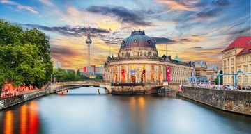 Die schönsten Städte Deutschlands: Blick auf die Museumsinsel und den Fernsehturm in Berlin. 