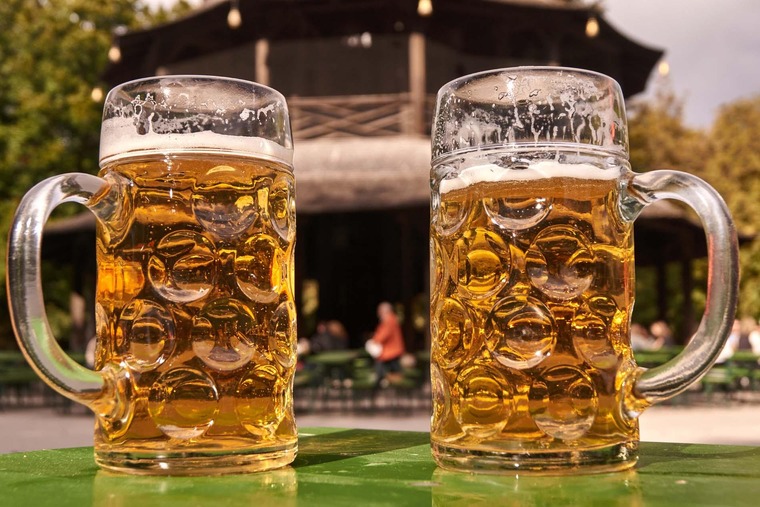 München: Zwei Bier vor Sehenswürdigkeiten in freier Natur