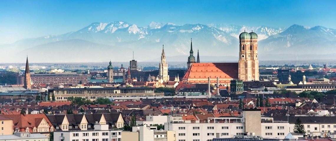 Sehenswürdigkeiten in München: Blick auf München mit Bergen im Hintergrund