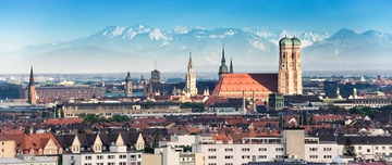 Sehenswürdigkeiten in München: Blick auf München mit Bergen im Hintergrund