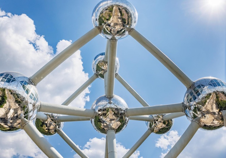 Das Atomium, ein riesiges Atom-Modell, ist eine der Sehenswürdigkeiten in Brüssel.