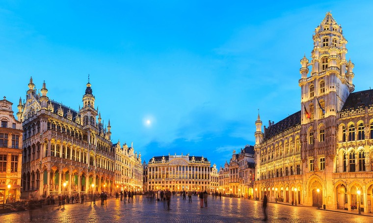 Der Grande Place in der Nacht und beleuchtet: eine der top Sehenswürdigkeiten von Brüssel.