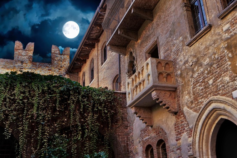 Urlaub in Italien: Blick auf Julias Balkon in Verona in einer Vollmondnacht