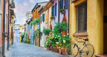 Urlaub in Italien: Eine kleine Gasse mit alten Häusern in San Giuliano Mare, Rimini, Italien. 