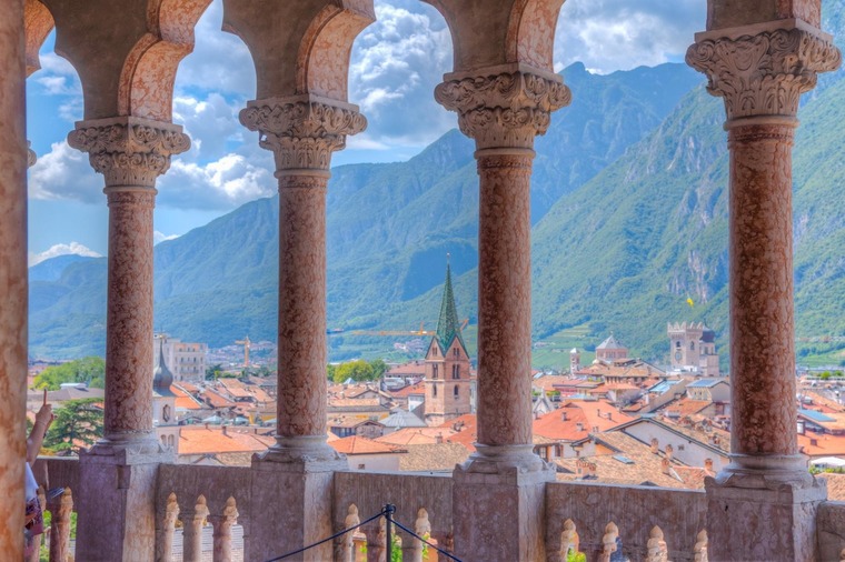 Urlaub in Italien: Blick auf die Altstadt von Trient vom Schloss Buonconsiglio