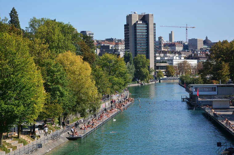 Zu den Sehenswürdigkeiten in Zürich gehört das Flussbad Oberer Letten. Im Blick: Die Badestege am Limmat. 