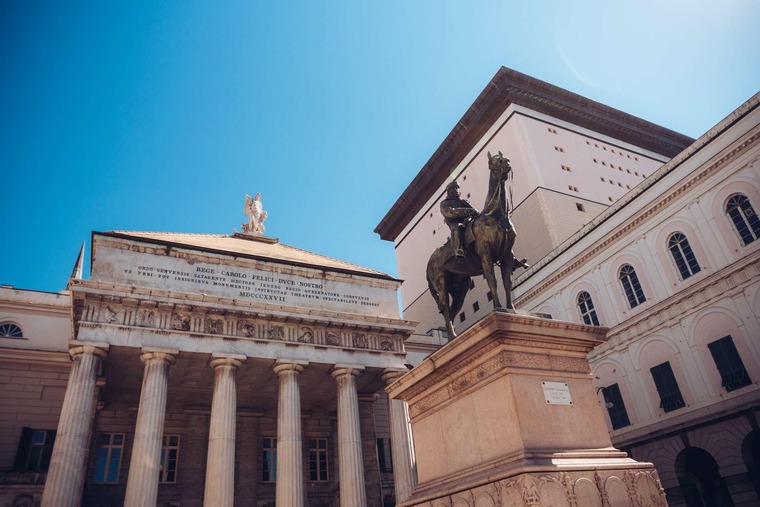 Genua Sehenswürdigkeiten: Statue von Garibaldi auf Pferd vor den Säulen der Oper in Genua