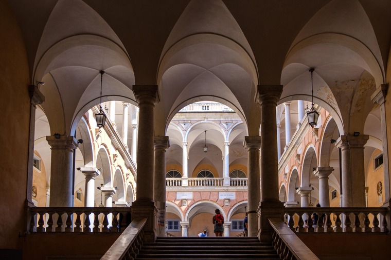 Blick über Treppe in den Innenhof vom Palazzo Doria Tursi in Genua