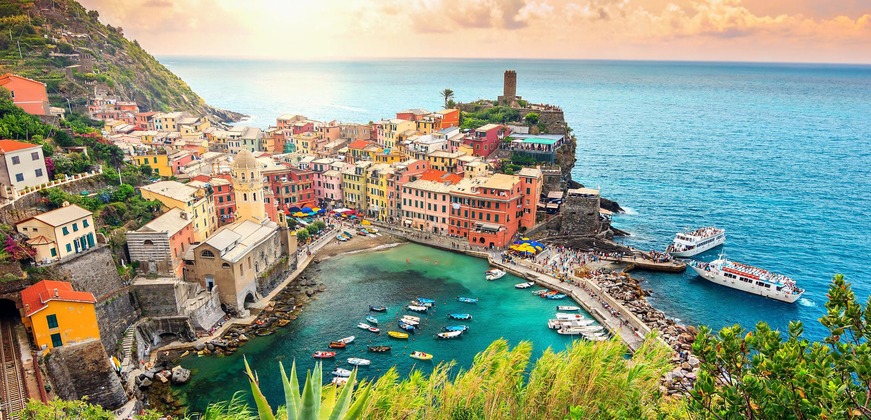 Interrail: Blick auf Cinque Terre und das Meer
