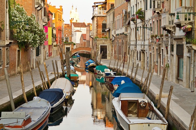 Städtetrips Europa: Ein kleiner Kanal im Stadtviertel Dorsoduro in Venedig im Morgenlicht.