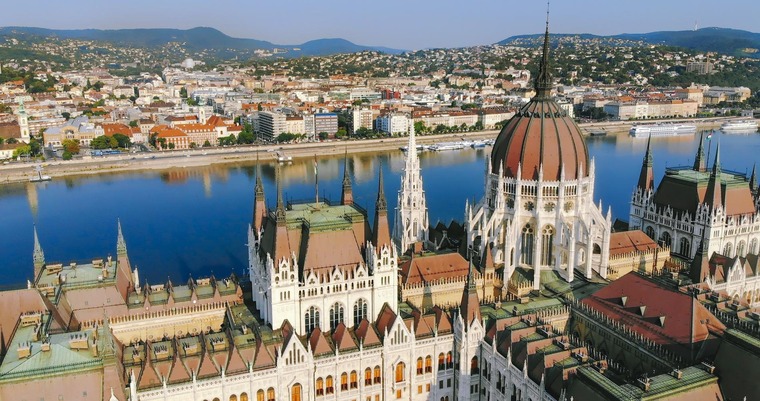 Das Parlamentsgebäude ist das Wahrzeichen von Budapest.