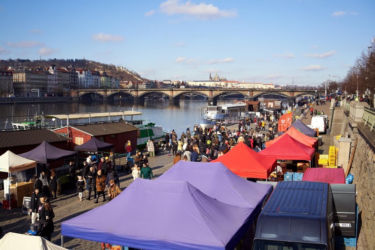 Der Naplavka Markt in Prag 