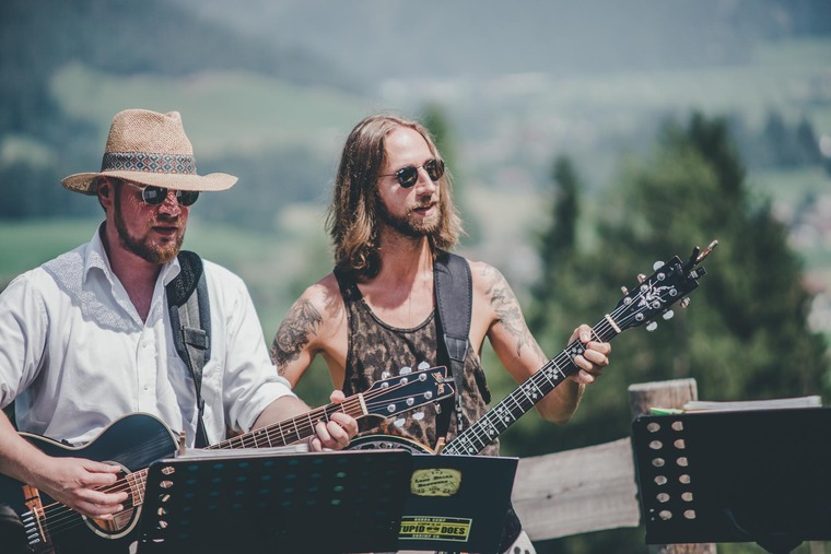 Events Österreich: Zwei Musiker mit Strohhüten spielen auf Gitarren