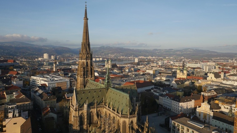 Sehenswürdigkeit in Linz: der Mariendom mit Himmelsstiege bis auf die Turmspitze