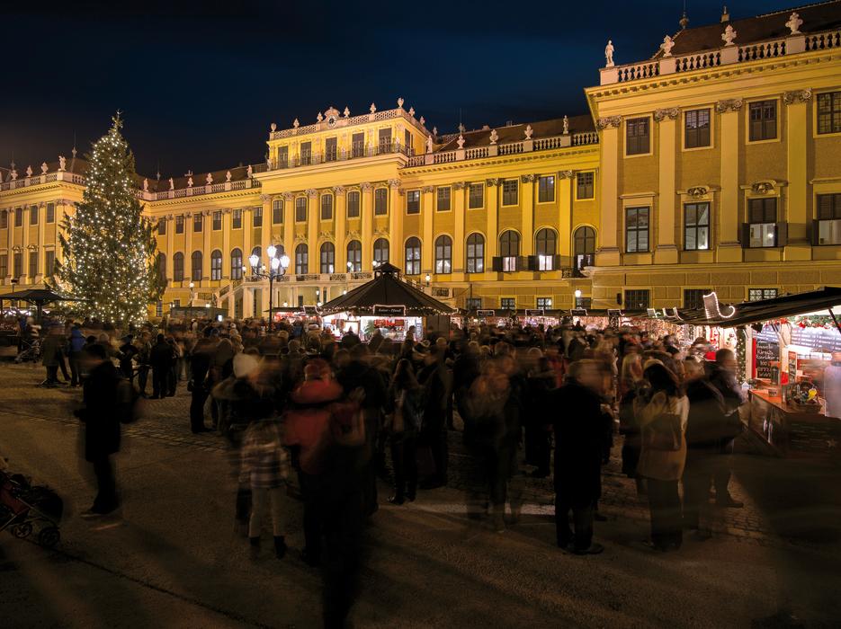 Blick vom Christkindlmarkt auf das Schloss Schönbrunn Wien