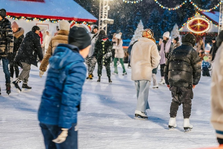 Eislaufen am Christkindlmarkt in Graz