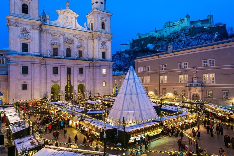 Blick auf den Christkindlmarkt in Salzburg