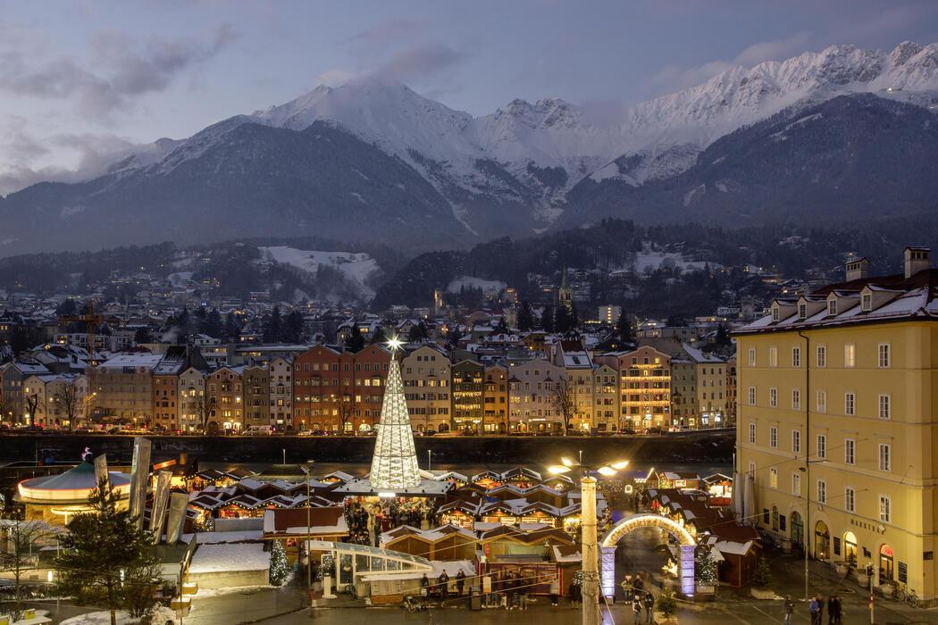 Weihnachtsmarkt Innsbruck vor der Bergkulisse