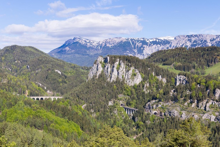 Ausblick vom 20-Schilling-Blick auf die Semmeringbahnstrecke mit Viadukt.