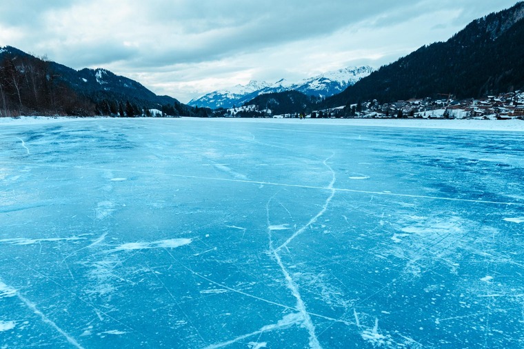 Urlaub am Weissensee: Der zugefrorene Weissensee mit dicker Eisdecke