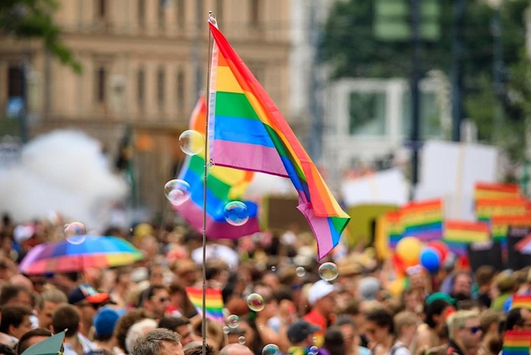 Regenbogenfahne auf der Regenbogenparade in Wien.