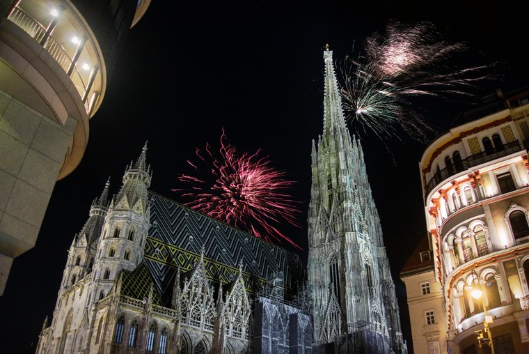 Silvester in Österreich: Feuerwerk über dem Stephansdom in Wien