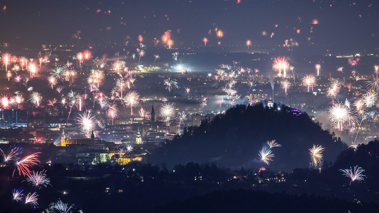 Silvester wird in Graz mit vielen kleinen Feuerwerken gefeiert.