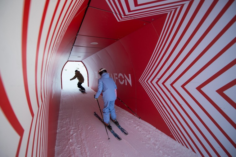 Skifahrer auf Winterurlaub in Österreich beim Freeridecross in Silvretta Montafon