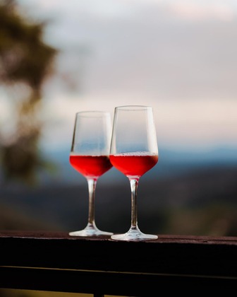 Zwei Weingläser mit Rotwein in abendlicher Stimmung 