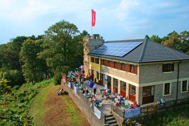 Höllensteinhaus mit Gästen auf Aussichtsterrasse 