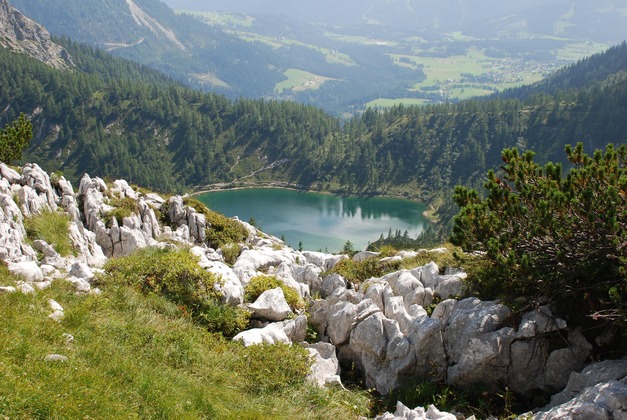 Wandern auf dem Natura Trail auf das Große Tragl in der Steiermark. 
