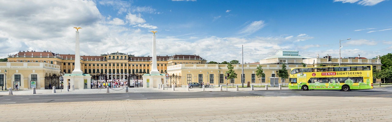 Hop On Hop Off Sightseeing vor Schönbrunn in Wien