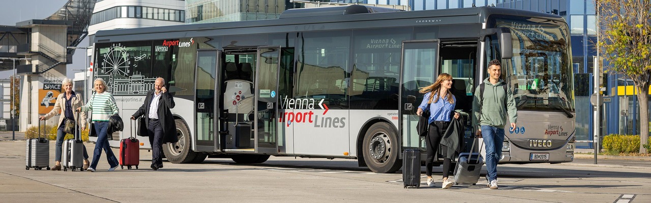 Bus der Vienna Airport Lines mit Leuten