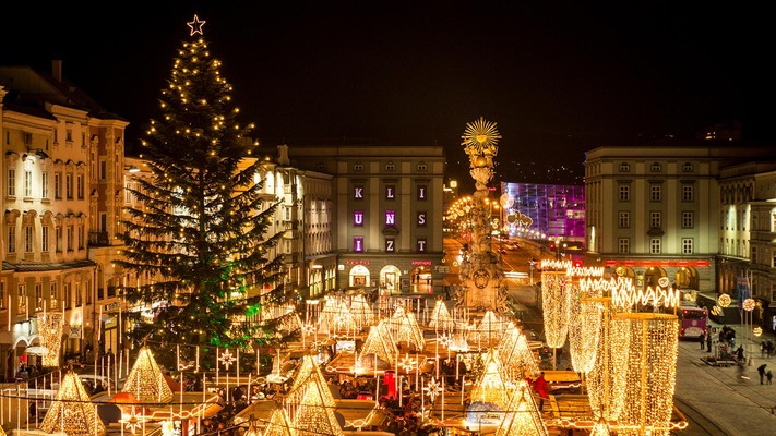 Mercatino dell'Avvento nella piazza principale di Linz