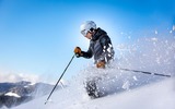 Skifahrer beim stauben 