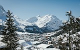 Aussicht auf das verschneite Dorf