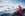 2 Personen genießen die Aussicht auf die Berge