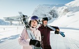 Zwei Personen tragen ihre Ski