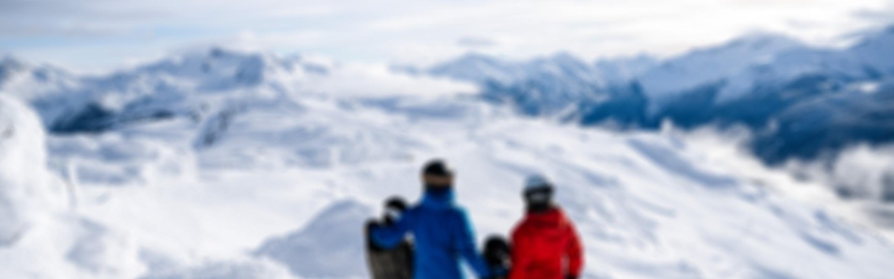Familie am Berg mit Aussicht auf die Berge