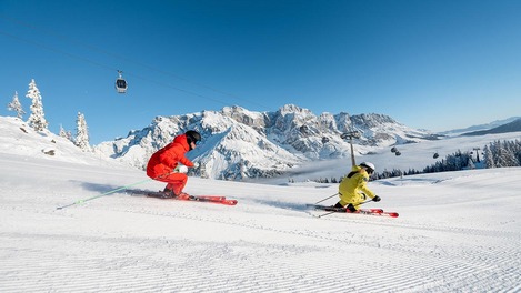 2 Personen beim Ski fahren 