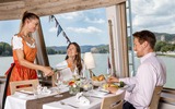 Gastronomie 1 Paar mit Kellnerin Wein 