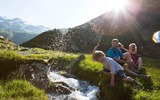 Familie am Wasser