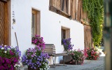 Blumenpracht vor dem Haus
