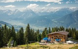 Nockspitze, Hütte mit Sitzgelegenheit im freien und einem Spielplatz