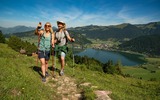 2 Wanderer, im Hintergrund der Walchsee