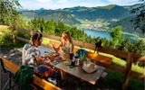 2 Wanderer genießen Jause auf einer Terrasse