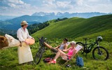Senner mit Käse und 2 Radfahrer