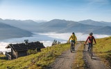 2 Personen an Rad im Herbst 